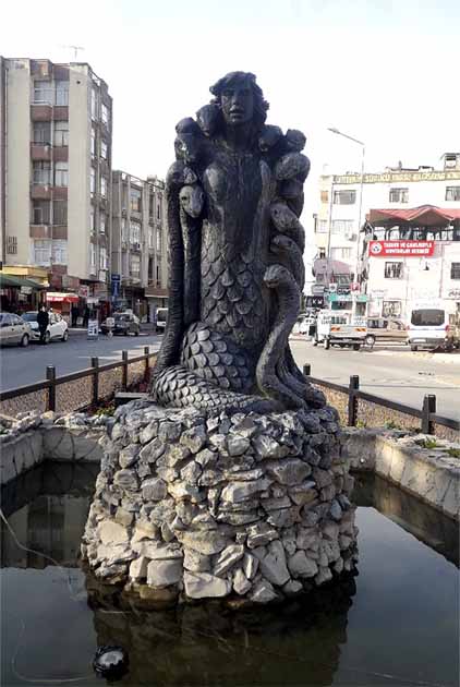 Statue der Schahmaran in Tarsus, Türkei