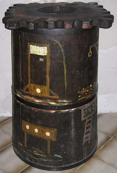 Foltergerät „Schandmantel“.  