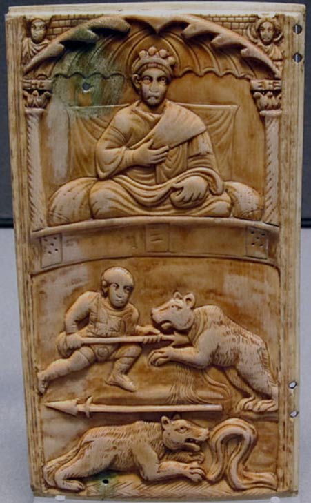 Schnitzerei, die einen römischen Kaiser zeigt, der den Gladiatorenspielen vorsteht. 