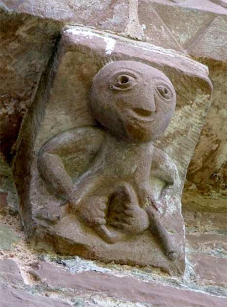 Eine der berühmtesten weiblichen Sheela na Gigs im Vereinigten Königreich in der Kirche von Kilpeck, Herefordshire, England. Diese stammt aus dem 12. Jahrhundert nach Christus