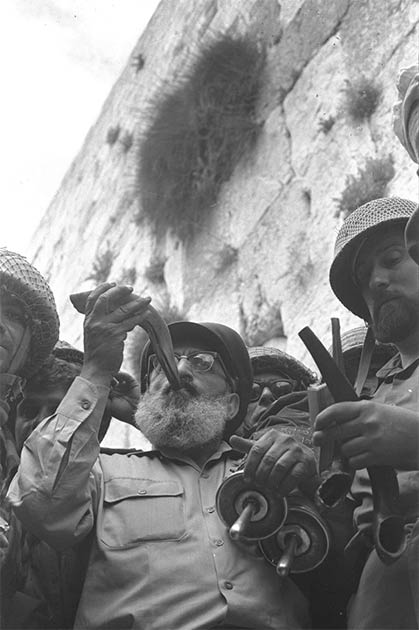 Am 7. Juni 1967, während des Sechstagekrieges, bläst der Oberstleutnant der Armee, Rabbi Shlomo Goren, umgeben von IDF-Soldaten, das Shofar-Horn vor der Westmauer in Jerusalem und erklärt die jüdische Rückkehr zum Tempelberg nach einer zweitausendjährigen Abwesenheit.