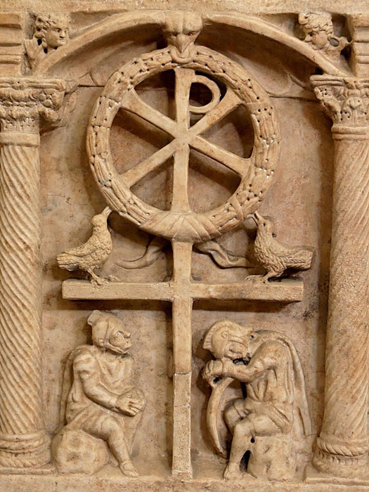Spätrömischer Sarkophag mit einem kombinierten Kreuz und einem umkränzten Chi-Rho, einer Art Christogramm, das auf dem in Hampshire entdeckten paranormalen Paracetamol-Artefakt zu sehen ist.