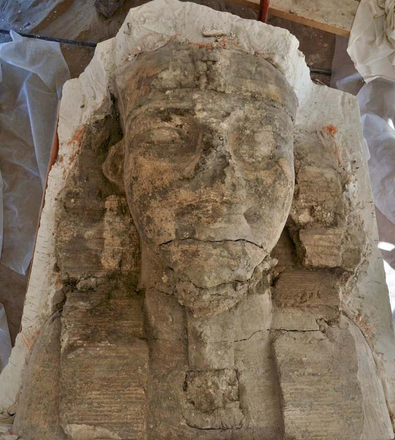 Eine der in Luxor entdeckten Kalksteinstatuen von Amenhotep III. als Sphinx