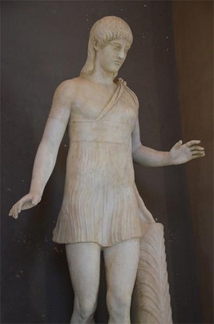 Statue einer Frau, die einen kurzen Chiton trägt, um zu zeigen, wie spartanische Frauen ausgesehen haben könnten