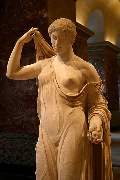 Eine berühmte römische Statue von Aphrodite mit der verbotenen Frucht in der linken Hand, die aus Paros-Marmor aus der Kaiserzeit (Ende des 1. Jahrhunderts oder Anfang des 2. Jahrhunderts) in der Louvre-Sammlung