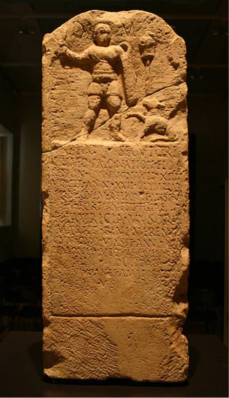 Stele für den Gladiator Urbicus aus Florenz, der nach 13 Kämpfen im Alter von 22 Jahren getötet wurde, in der Mitte des 3. In der Inschrift wird der Mann von seiner 7-jährigen Frau Lauricia und von seinen beiden Töchtern Olympia und Fortunensis betrauert. Die Inschrift warnt undeutlich "derjenige, der den Sieger tötet" und fügt hinzu, dass Urbicus' Fans (amatores) sein Andenken lebendig halten würden