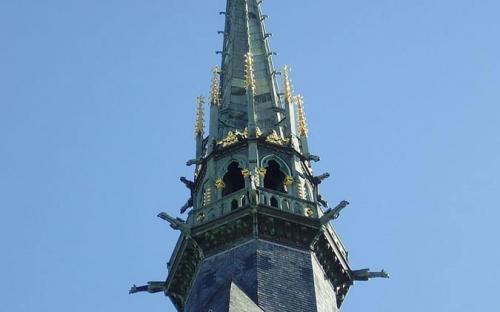 Statue von Erzengel Michael auf der Spitze. (CC BY-SA 3.0)