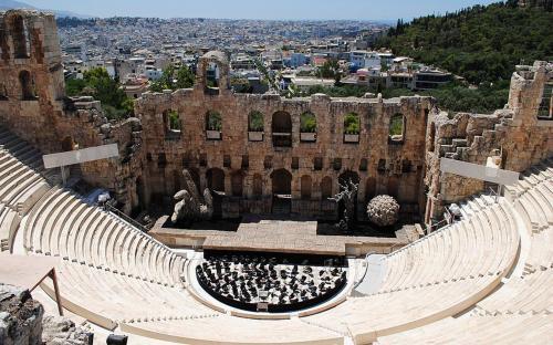 Blick auf den Odeon des Herodes Atticus im Jahr 2012. Sets für Tosca von der Griechischen Nationaloper. (CC BY-SA 3.0)