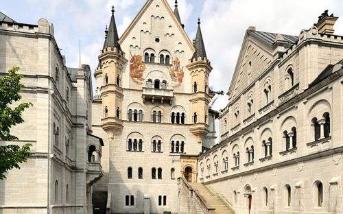 Schloss Neuschwanstein, Blick von der Lage der unrealisierten Kapelle entlang der oberen Hofebene: Bower (links), Palas Front und Knights' House (rechts) (FAL 1.3)
