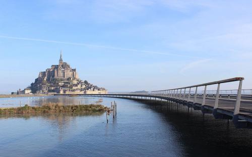 Mehr Details Mont Saint-Michel 2014 mit der neuen Brücke. (Public Domain)
