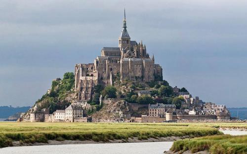 Der Mont Saint-Michel am Fluss Couesnon in der Normandie, Frankreich. (Public Domain)
