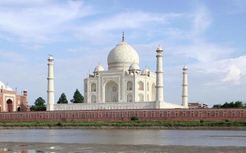 Taj Mahal und Außengebäude von der anderen Seite des Flusses Yamuna (Nordansicht) (Public Domain)