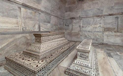 Die eigentlichen Gräber von Mumtaz Mahal und Shah Jahan in der unteren Ebene. (CC BY-SA 3.0)