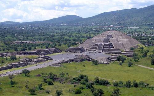 Blick auf die Pyramide der Sonne (Public domain)