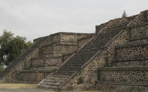 Plattform entlang der Avenue of the Dead, die den talud-Tablero architektonischen Stil zeigt (CC BY-SA 2.0)