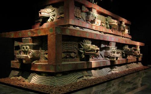 Restaurierter Teil der teotihukanischen Architektur, der die typische mesoamerikanische Verwendung von roter Farbe ergänzt auf Gold und Jade Dekoration auf Marmor und Granit zeigt.
