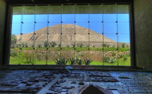 Pyramide der Sonne und der Teotihuacán Diorama im Teotihuacan Museum. (CC BY-SA 3.0)