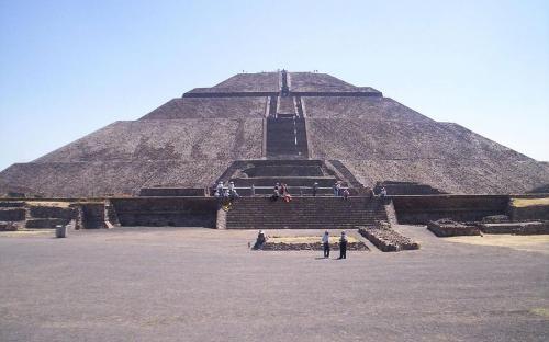 Vorderansicht der Pyramide der Sonne. (CC BY-SA 3.0)