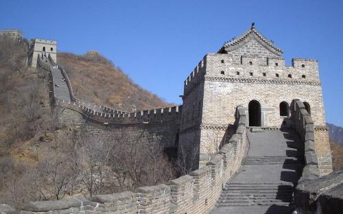 Die Große Mauer in Mutianyu bei Peking (CC BY-SA 2.5)