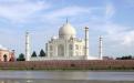 Taj Mahal und Außengebäude von der anderen Seite des Flusses Yamuna (Nordansicht) (Public Domain)
