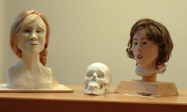 Zwei 3D-Gesichtsrekonstruktionen von Moora: von Kerstin Kreutz; rechts von Sabine Ohlrogge, basierend auf dem rekonstruierten Schädel in der Mitte.