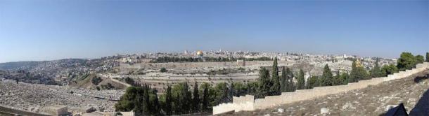 Panorama der Altstadt von Jerusalem, Blick nach Westen vom Ölberg über das Kidron-Tal. Der Tempelberg nimmt den größten Teil des Bildes ein, von der ganz linken bleigekrönten Al-Aqsa Moschee, zum goldgekrönten Felsdom, ganz rechts, wo die Bäume stehen. Das ist genau der Punkt, an dem Millionen von Menschen glauben, dass der Messias zurückkehren und die Endzeit bald einleiten wird