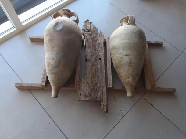 Zwei perfekt erhaltene Amphoren wurden auf dem römischen Frachtschiff gefunden, das Meter von einem belebten Strand in Mallorca, Spanien, versank.