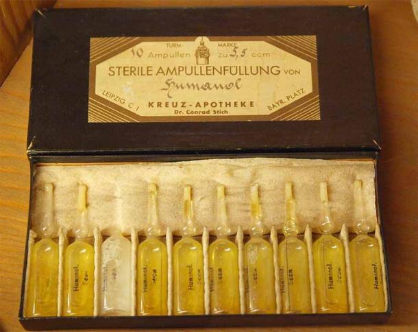 Diese Ampullen sind mit Humanol gefüllt, das in Deutschland zu Beginn des 20. Jahrhunderts aus menschlichem Fett hergestellt wurde und in ganz Europa eine beliebte Leichenmedizin war.