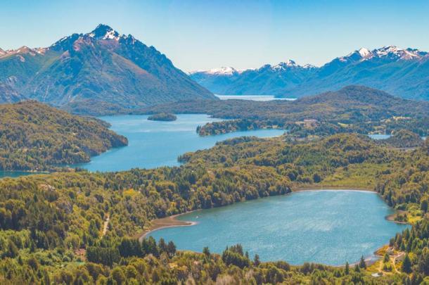 Andenseen mit Bergen im argentinischen Patagonien.