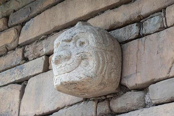 Anthropomorphe Kopfschnitzerei an der Außenwand des Tempels