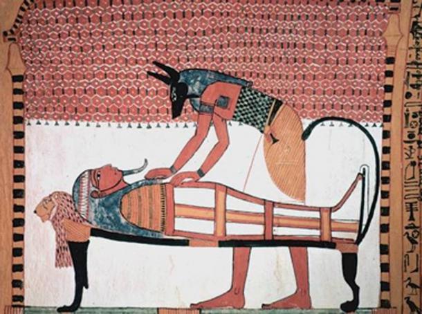 Anubis war der altägyptische Gott, der mit Mumifizierung und Bestattungsritualen in Verbindung gebracht wurde. Hier kümmert er sich um eine Mumie