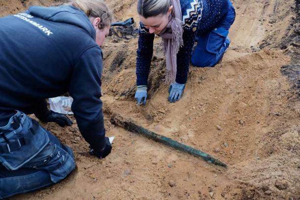 Archäologen entnehmen das Schwert sorgfältig der Ausgrabungsstätte in Håre, Dänemark