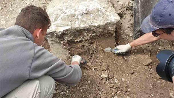 Archäologen, die Ausgrabungen im archäologischen Park von Segesta durchführen, haben den Namen eines sizilianischen Adeligen entdeckt, der in den Sockel einer Statue eingemeißelt ist.