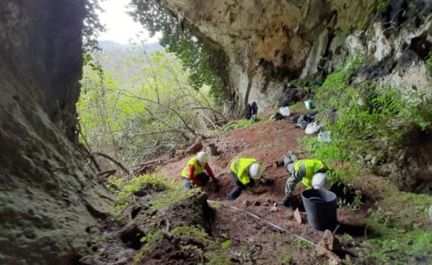 Drei Archäologen graben den Ort aus, an dem der römische Münzschatz zuvor von einem Dachs gefunden worden war. 