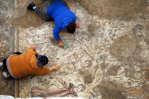 Archäologen arbeiten an einem römischen Mosaik in der antiken Stadt Germanicia, Kahramanmaraş, Südtürkei.