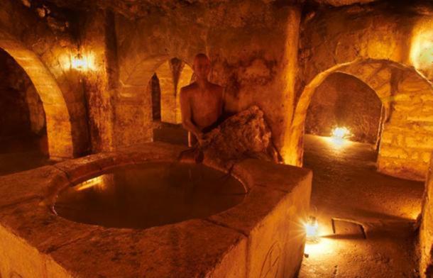 Arpadianische Gewölbe mit dem Taufbecken - Labyrinth der Budaer Burg.