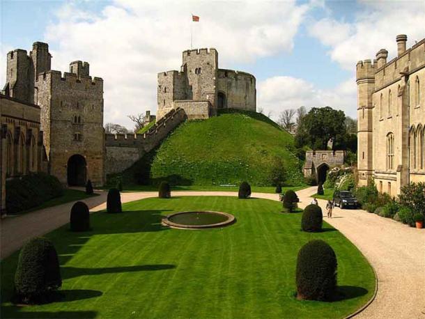 Motte und Viereck des Arundel Castle, das der Ort des Verbrechens war.