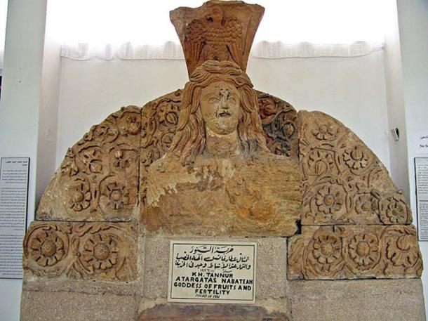Diese Statue stammt aus dem nabatäischen Tempel in Khirbet Tannur. Atargatis, die „syrische Göttin“ (Lukian, De Syria Dea) war eine Vegetationsgöttin.