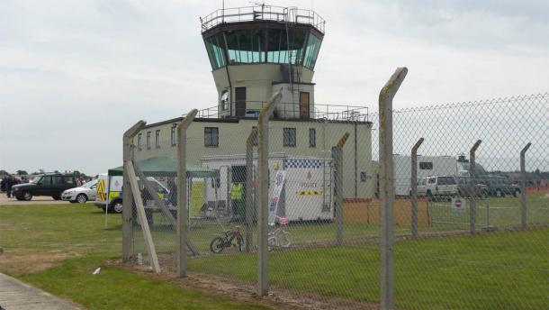 Der alte ATC-Kontrollturm auf dem ehemaligen RAF Bentwaters Flugplatz, wo der UFO-Vorfall im Rendlesham Forest stattfand. Der Ort ist jetzt ein Park.