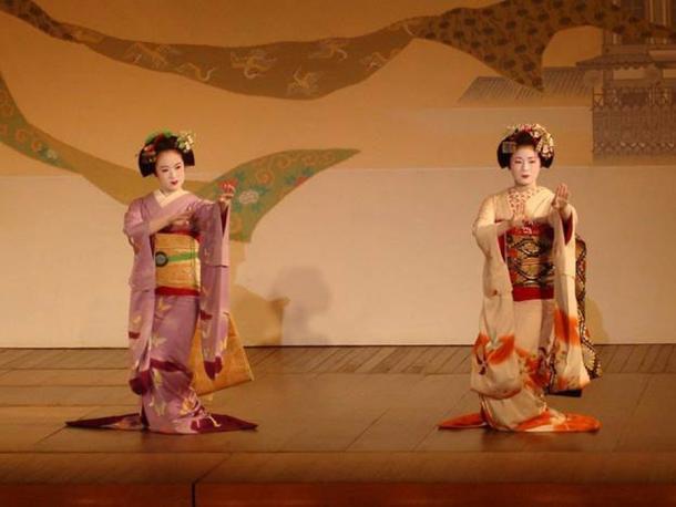 Geishas beim gemeinsamen Auftritt