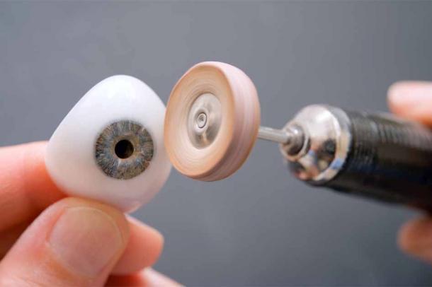 Künstliche Augen oder Augenprothesen gibt es seit etwa 2800 v. Chr. und sie werden auch heute noch zu den gleichen Zwecken hergestellt