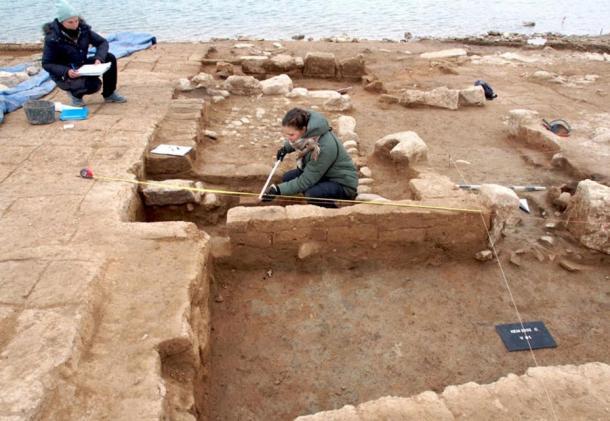 Die ausgegrabenen Großbauten aus der Mittani-Periode werden vermessen und archäologisch dokumentiert.