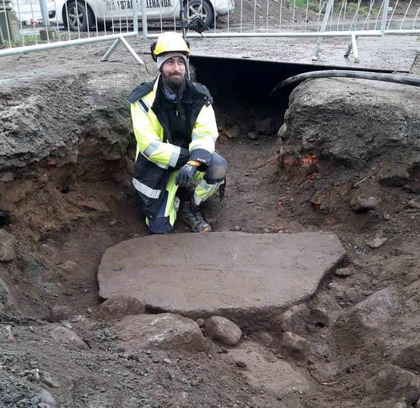 Der Archäologe Axel Krogh Hansen bei der Reliquie, die während der Ausgrabung vor einer Kanalisation gefunden wurde.