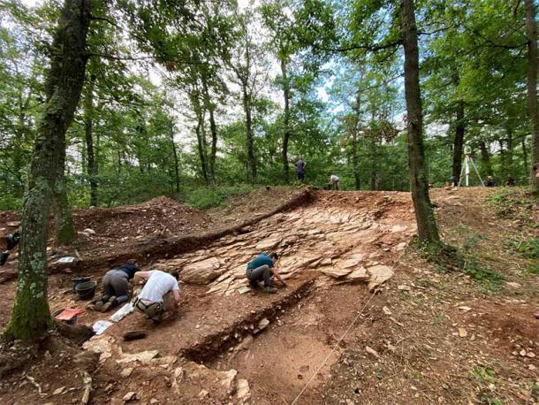 Ausgrabung des äußeren Walls der Siedlung Gannat, Juli 2021