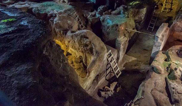 Die Ausgrabungen in der Theopetra-Höhle begannen 1987 unter der Leitung von N. Kyparissi-Apostolika. 