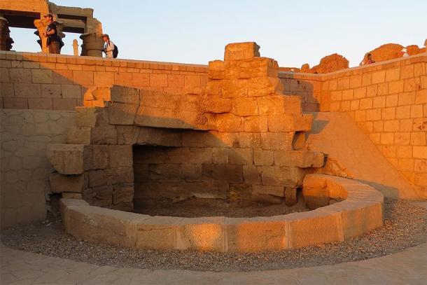 Die Außenseite des Nilometers in Kom Ombo