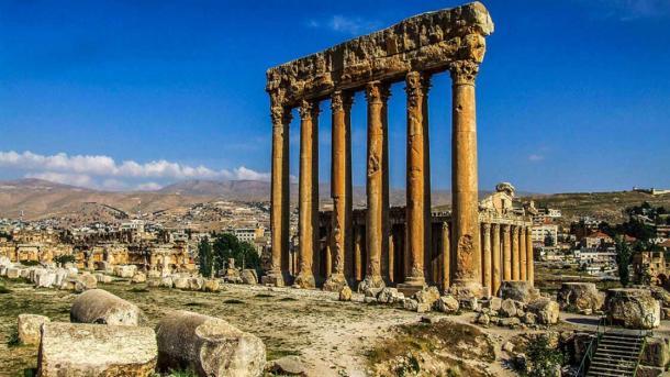 Die sechs verbliebenen Säulen des Jupiter-Tempels in Baalbek im Libanon, der auf einer riesigen Plattform errichtet wurde, in deren Konstruktion megalithische Steine eingeflossen sind.