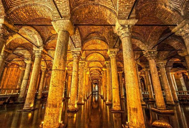 Innenraum der Cisterna Basilica / Yerebatan-Zisterne, mit sowohl dorischen (einfacheren) als auch korinthischen (verzierteren) Säulenkapitellen