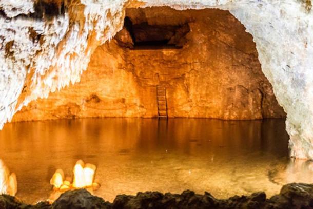Becken mit kristallklarem Wasser, Harrisons Höhle