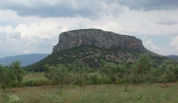 Der Berg, auf dem sich die archäologisch wertvolle Theopetra-Höhle befindet.